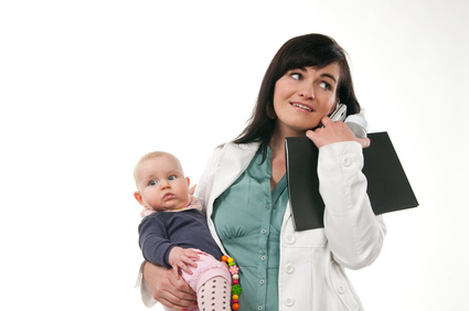 Arbeitende Mutter sucht nach Babysitterin am Telefon