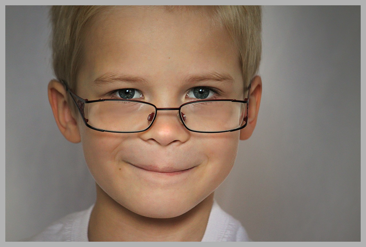 Junge mit Brille